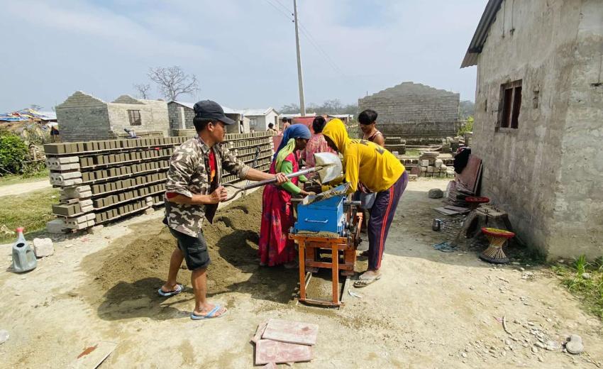 Viviendas seguras para familias muy pobres en el oeste de Nepal